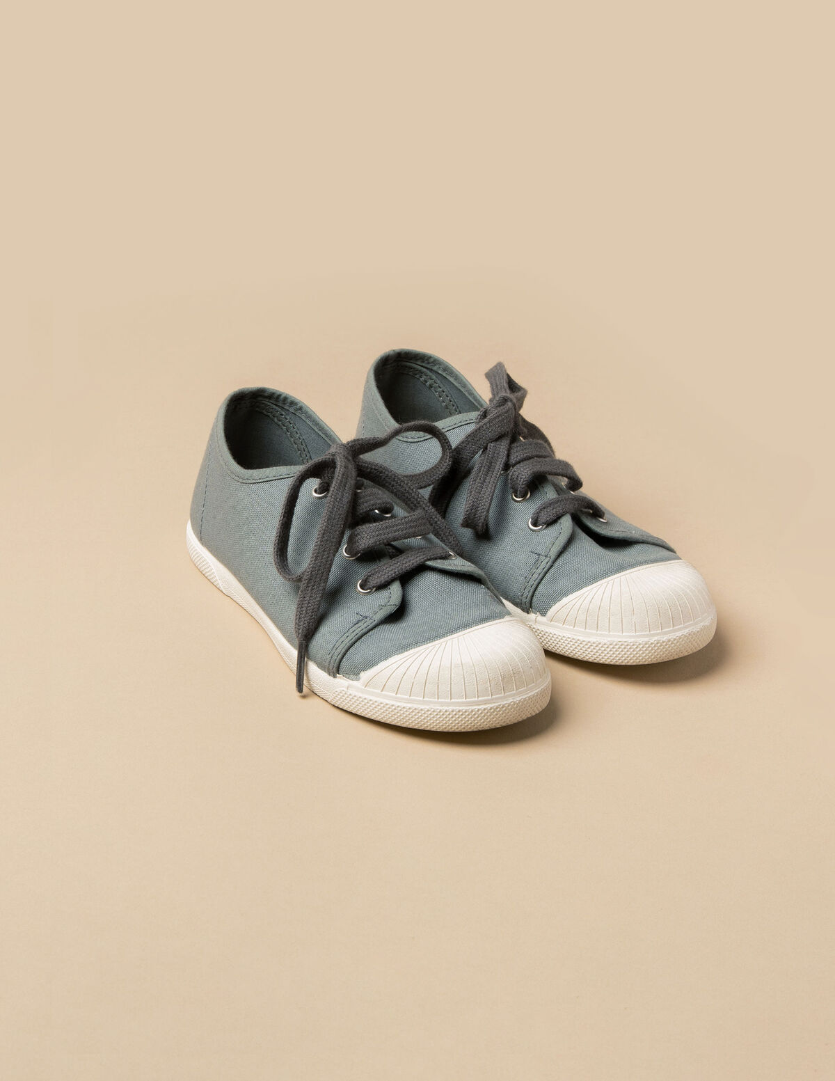ZAPATILLA GRIS CORDONES
