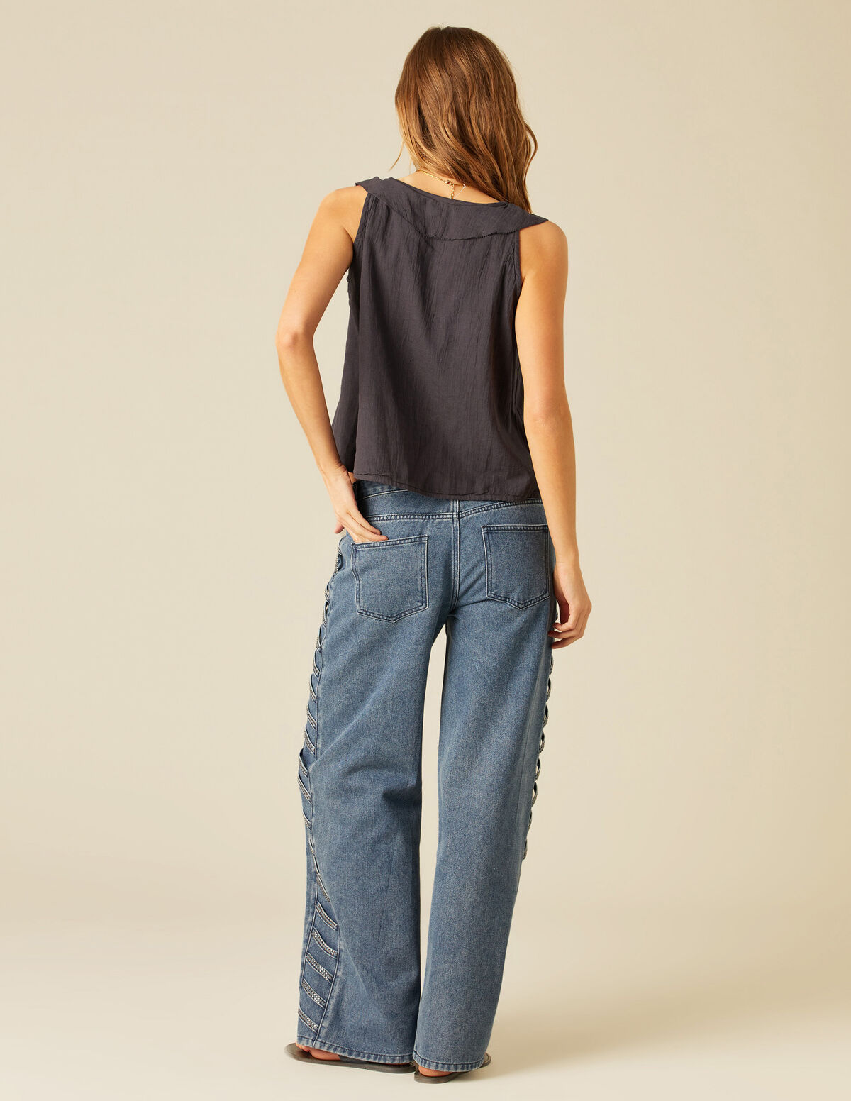PANTALÓN TIRAS TACHUELAS AZUL