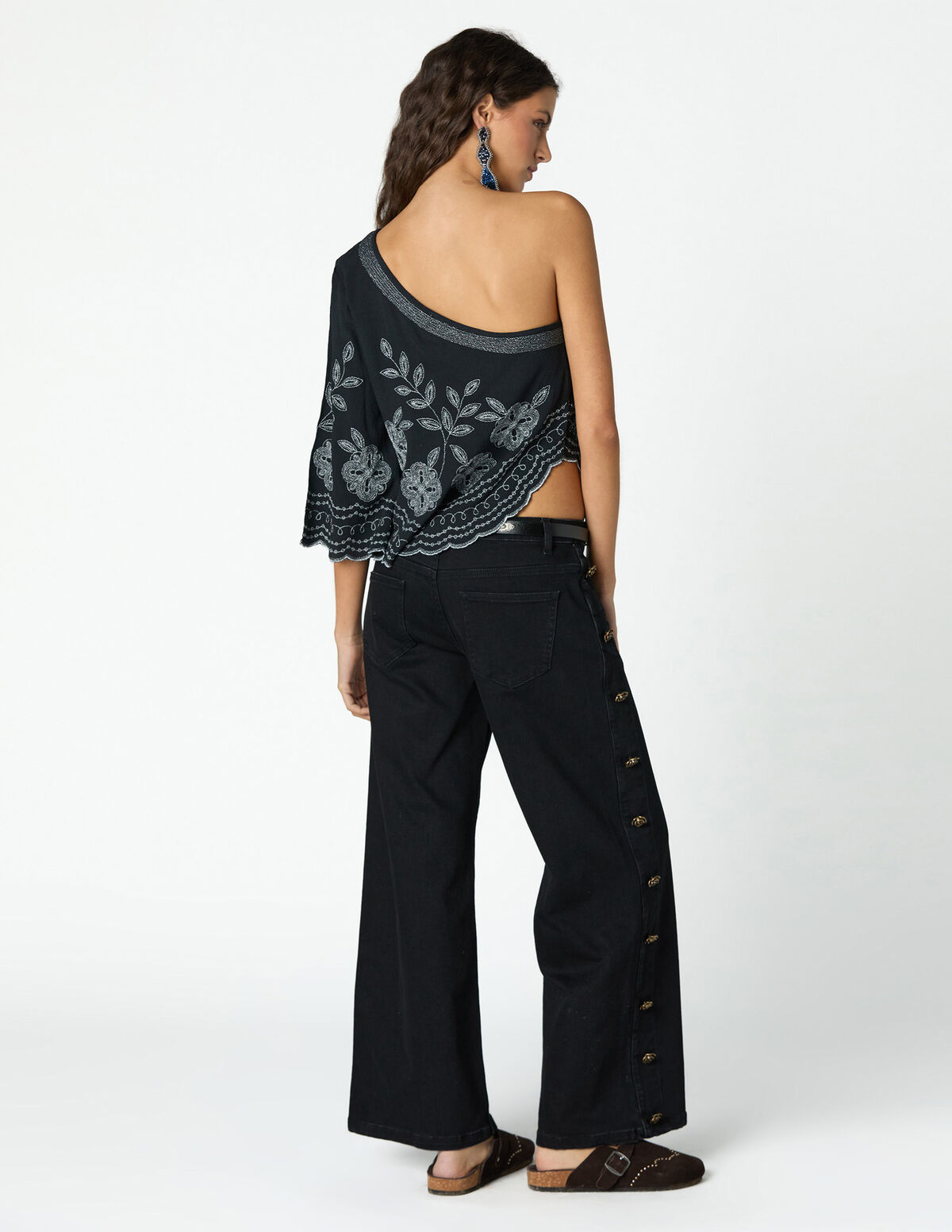 BLUE JEANS WITH SIDE FLOWER BUTTON