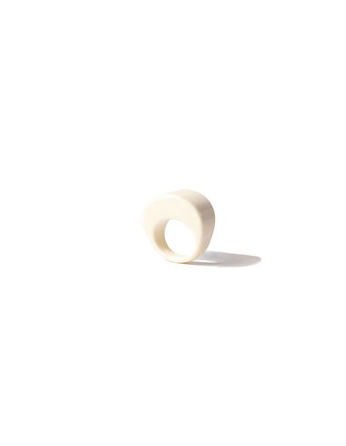Ivory resin oval ring - Rings - Nícoli