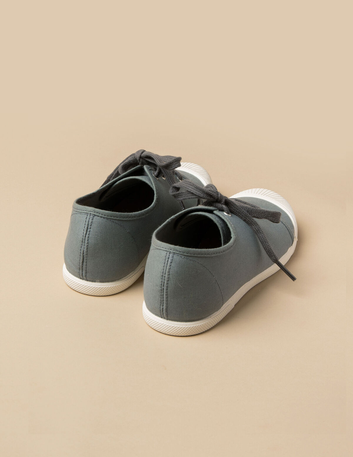 ZAPATILLA GRIS CORDONES