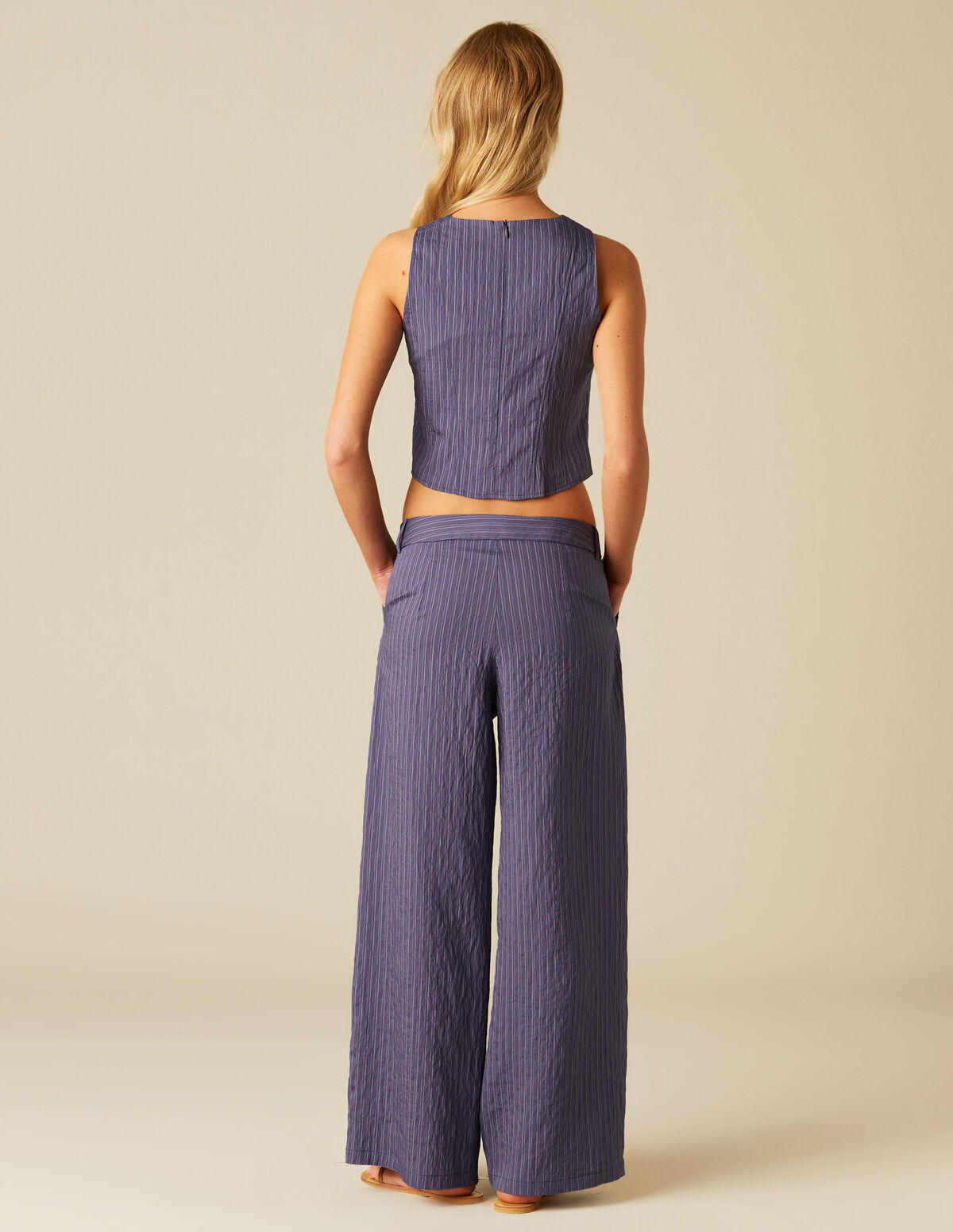 PANTALÓN PLIEGUES AZUL RAYA BLANCA