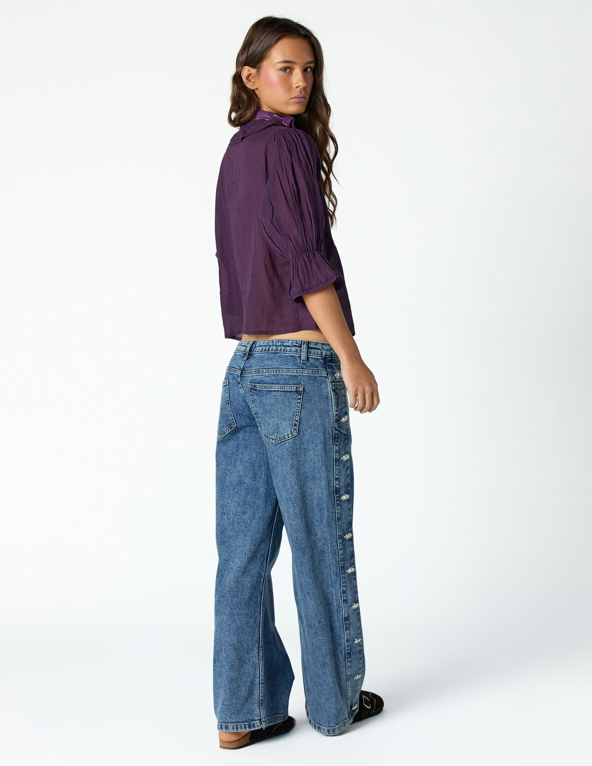 BLUE JEANS WITH SIDE FLOWER BUTTON