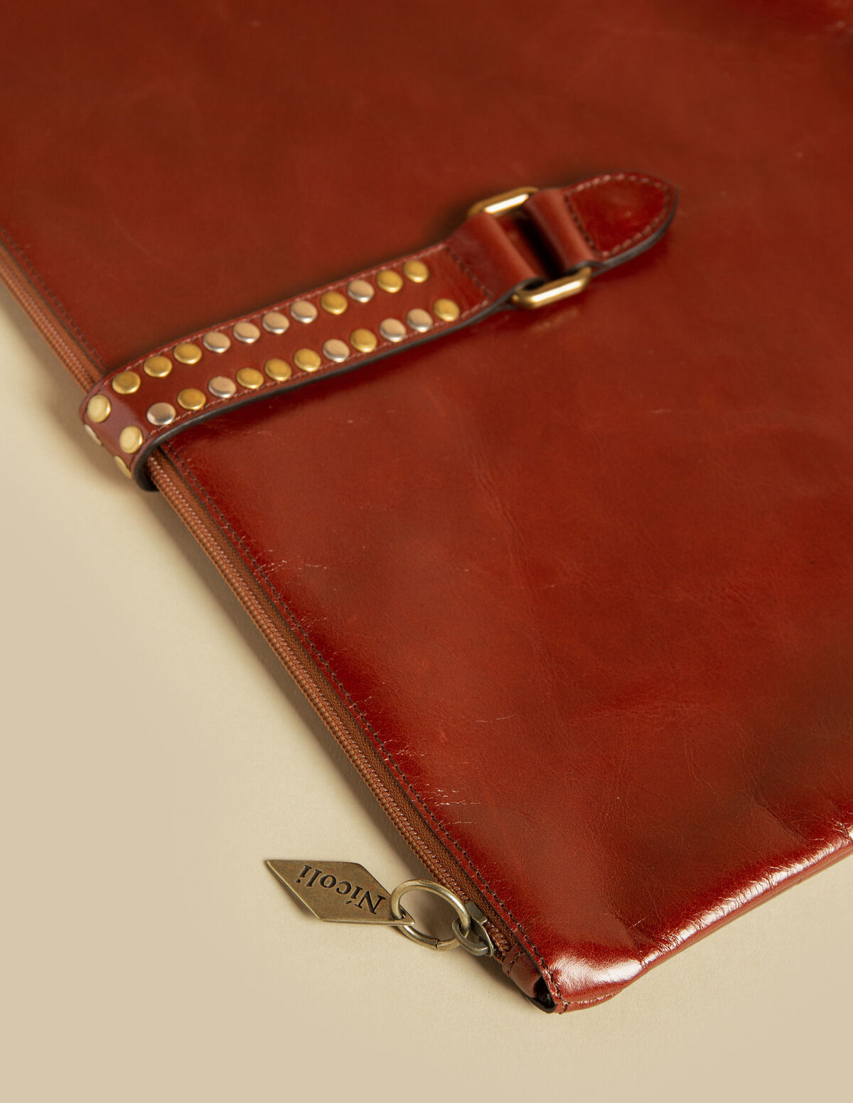 FUNDA MARRÓN TACHUELAS GRANDE