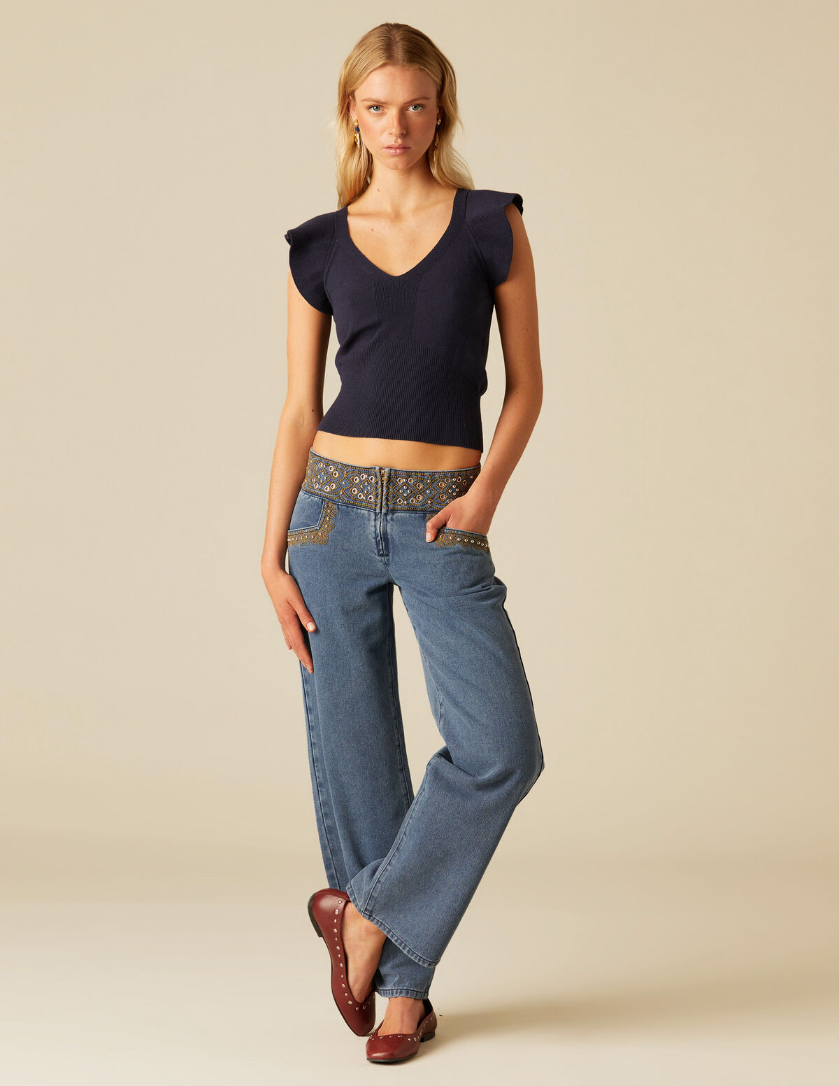 PANTALÓN BORDADO TACHAS BLANCO