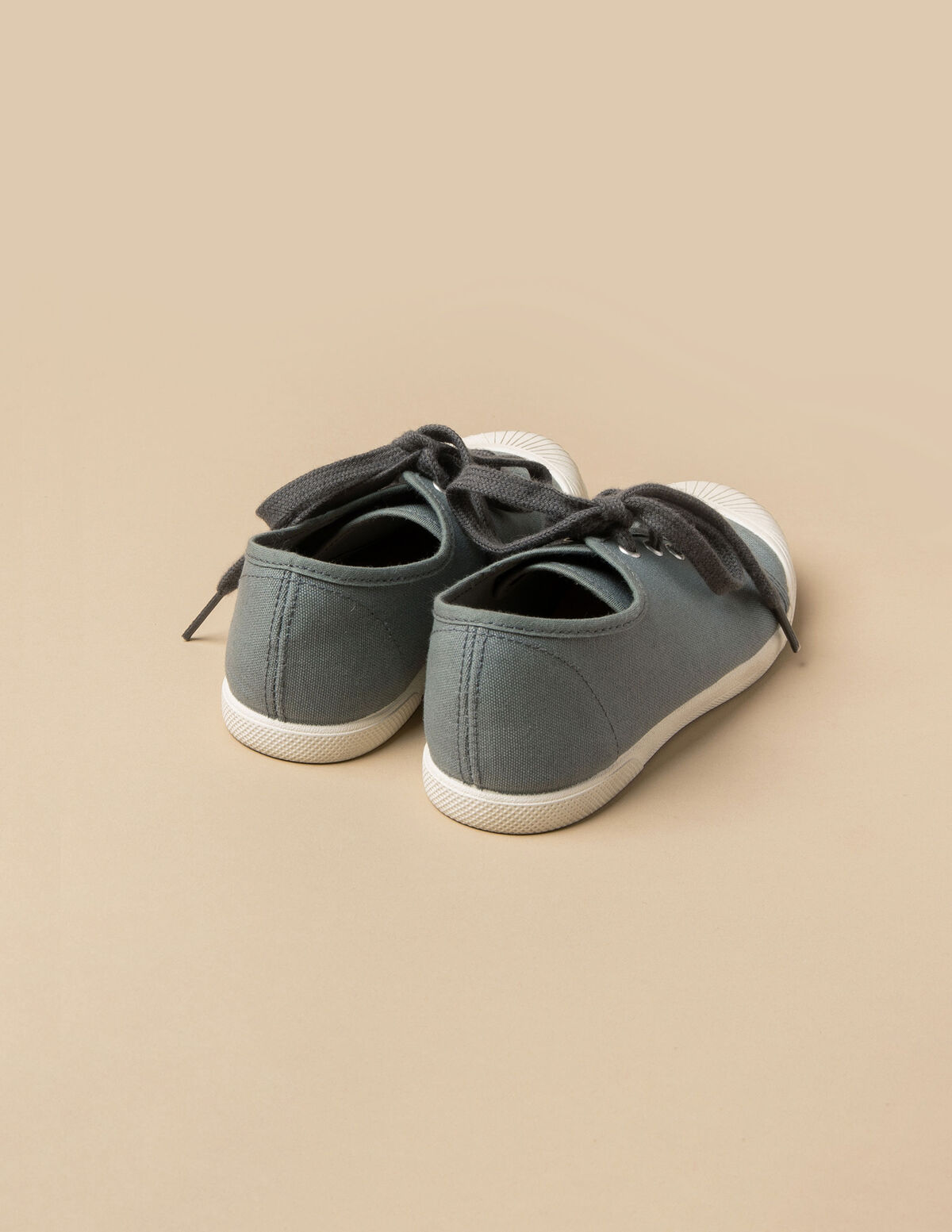 ZAPATILLA GRIS CORDONES