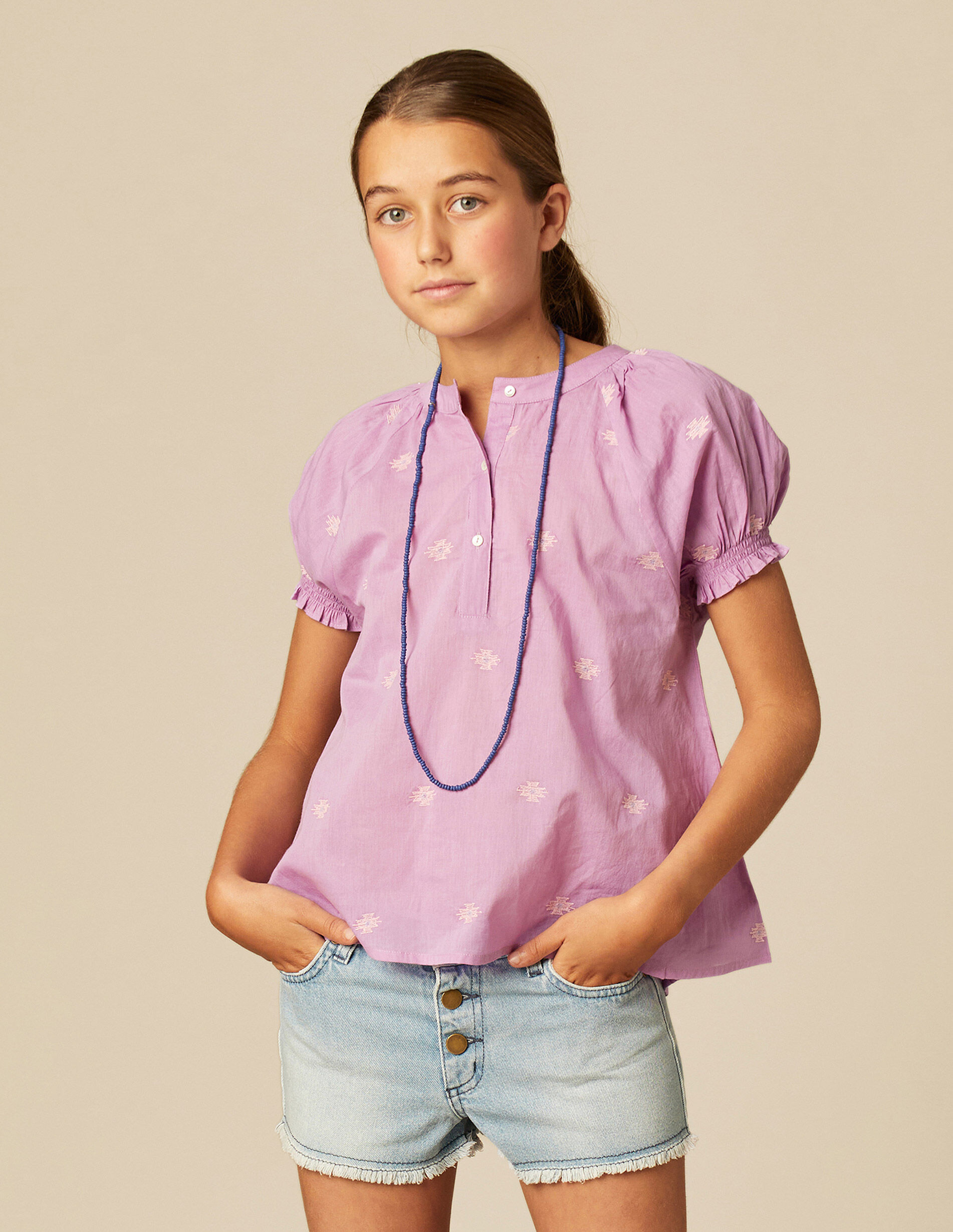 Camisa rosa con pantalon de mezclilla online