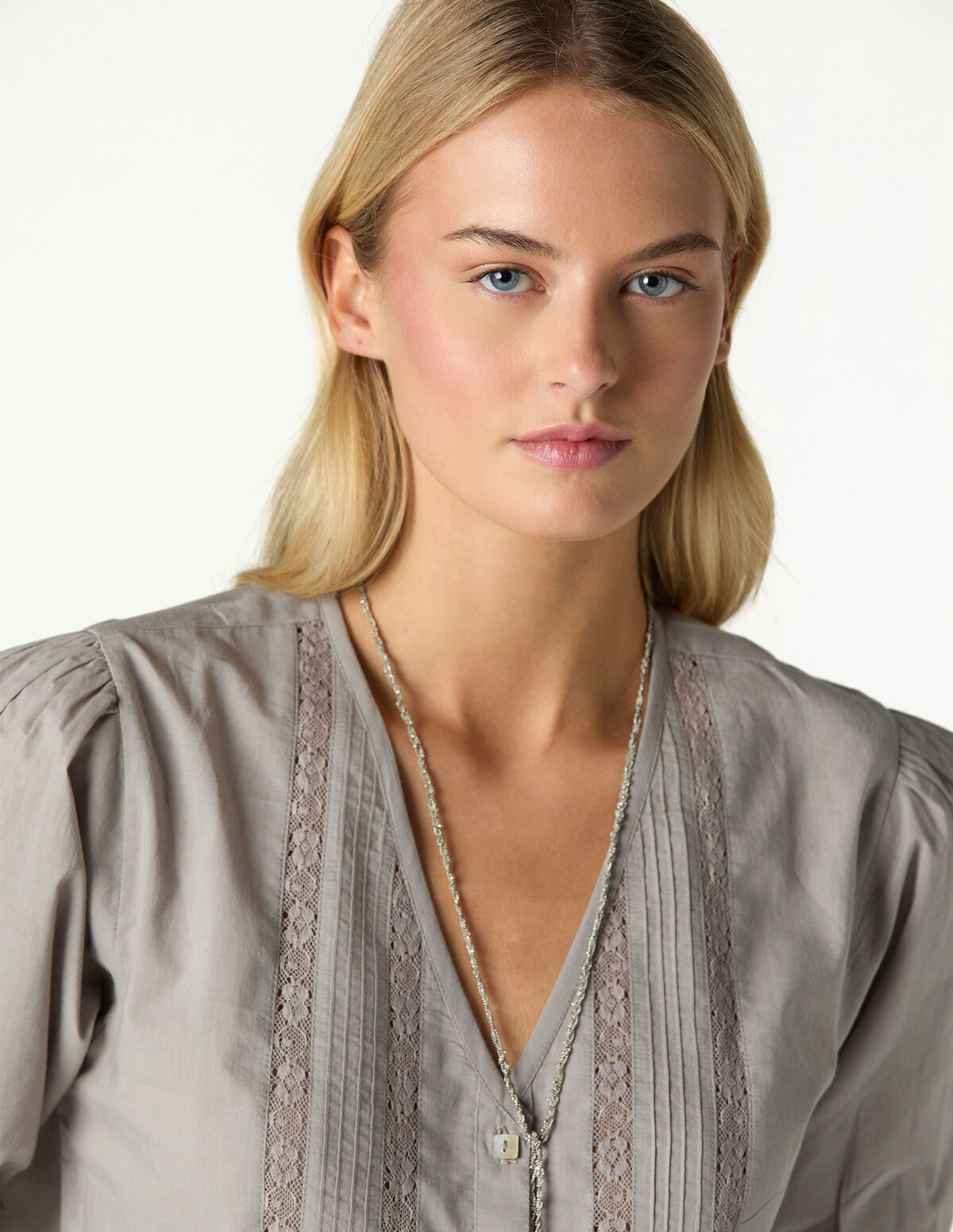 CAMISA DECOTE BICO RENDAS IRON GREY