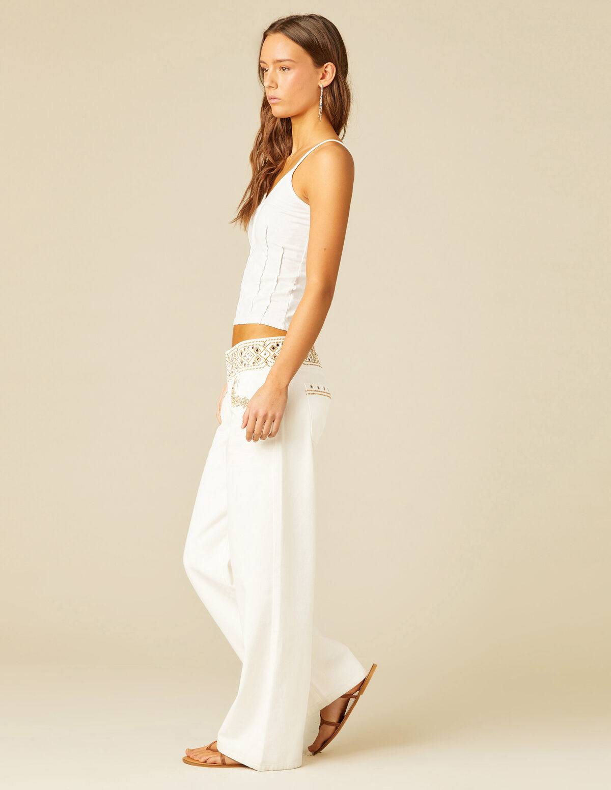 PANTALÓN BORDADO TACHAS BLANCO