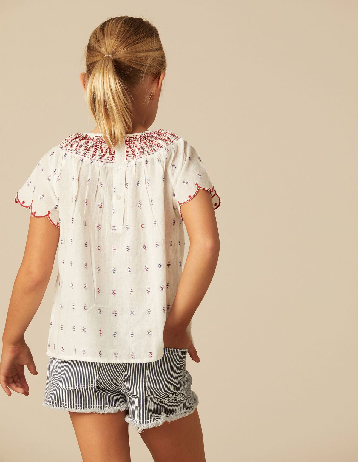 CAMISA BRANCA BORDADOS VERMELHO