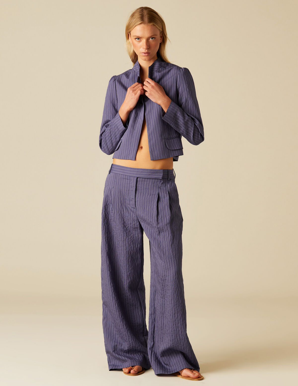 PANTALÓN PLIEGUES AZUL RAYA BLANCA