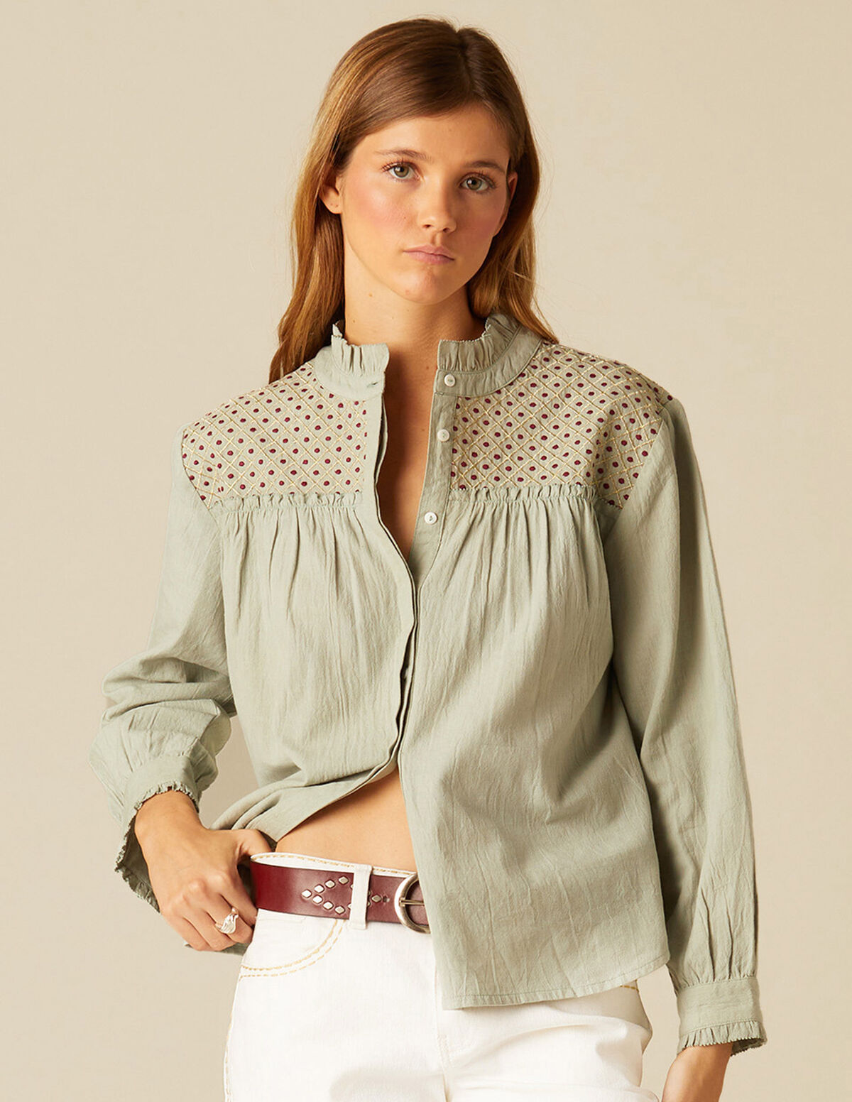 CAMISA GRIS BORDADOS HOMBRO