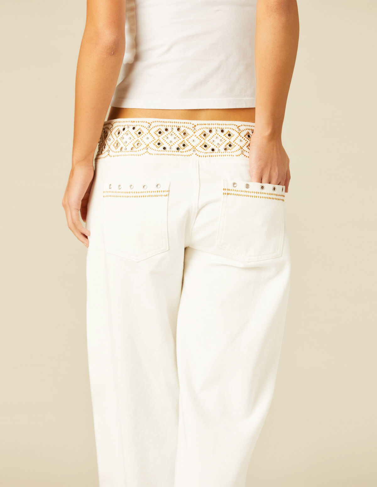 PANTALÓN BORDADO TACHAS BLANCO