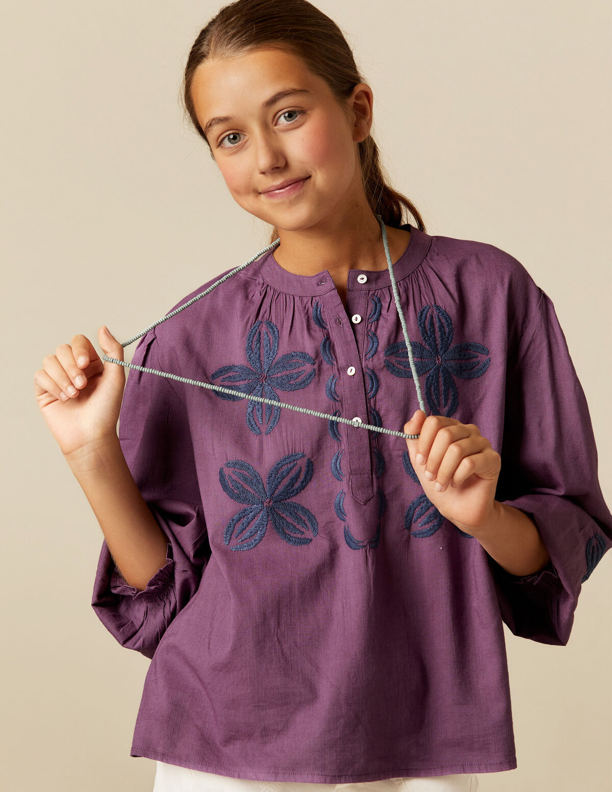 CAMISA AZUL BORDADO FLOR