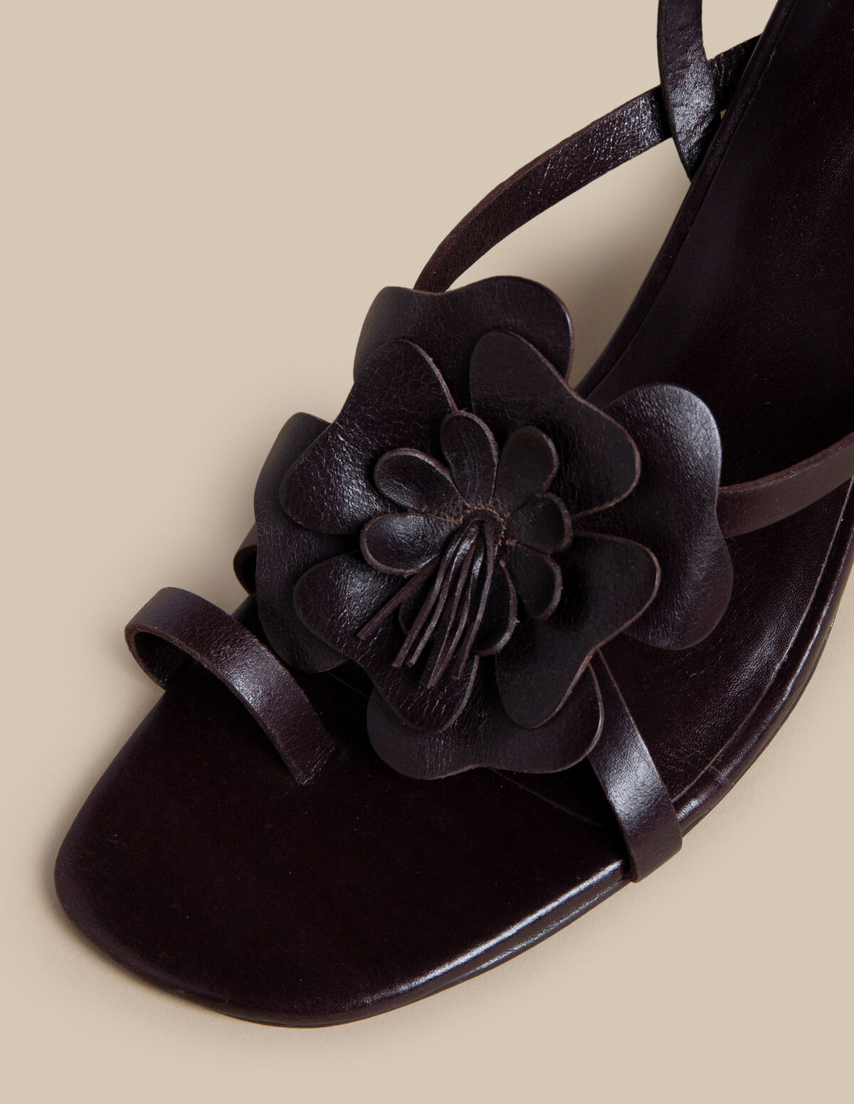 SANDALIA TACÓN FLOR GUINDA