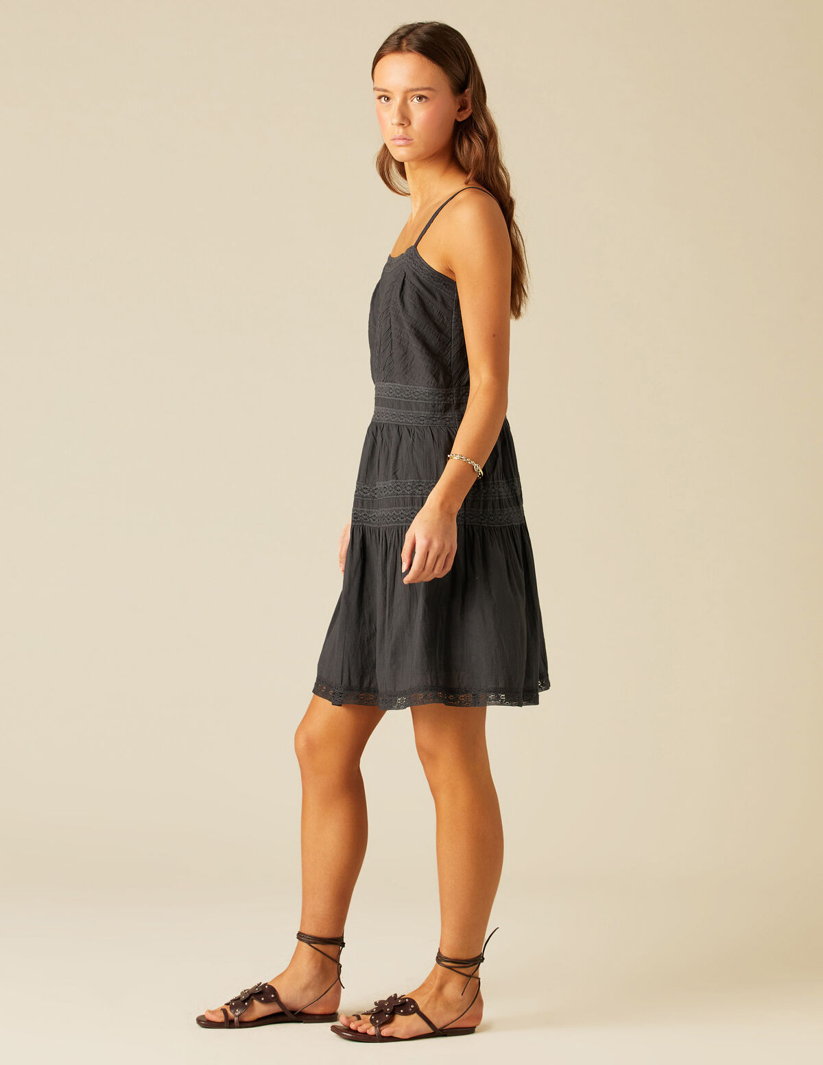 VESTIDO CURTO RENDAS CINZENTO