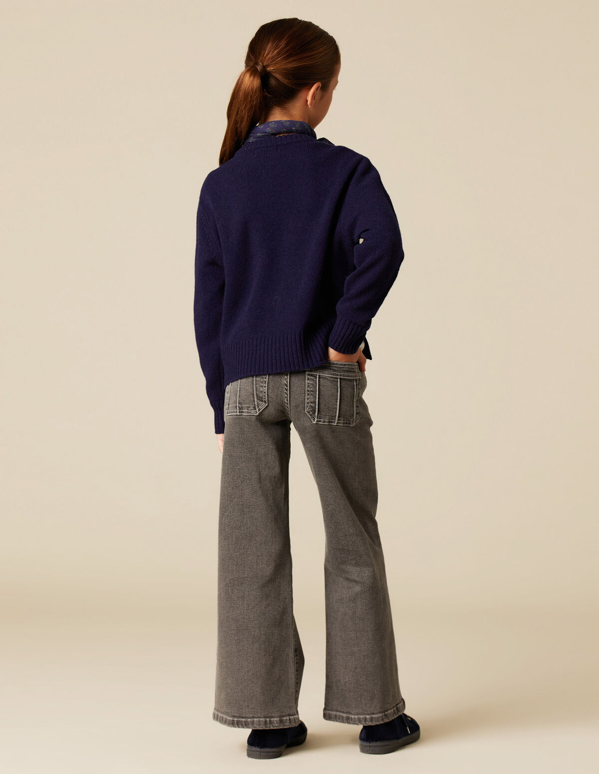 PANTALÓN GRIS BOLSILLOS COSTURAS