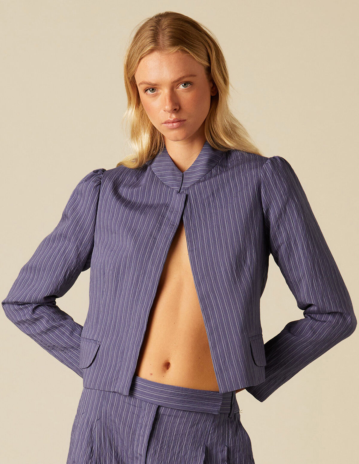 CHAQUETA AZUL RAYA BLANCA