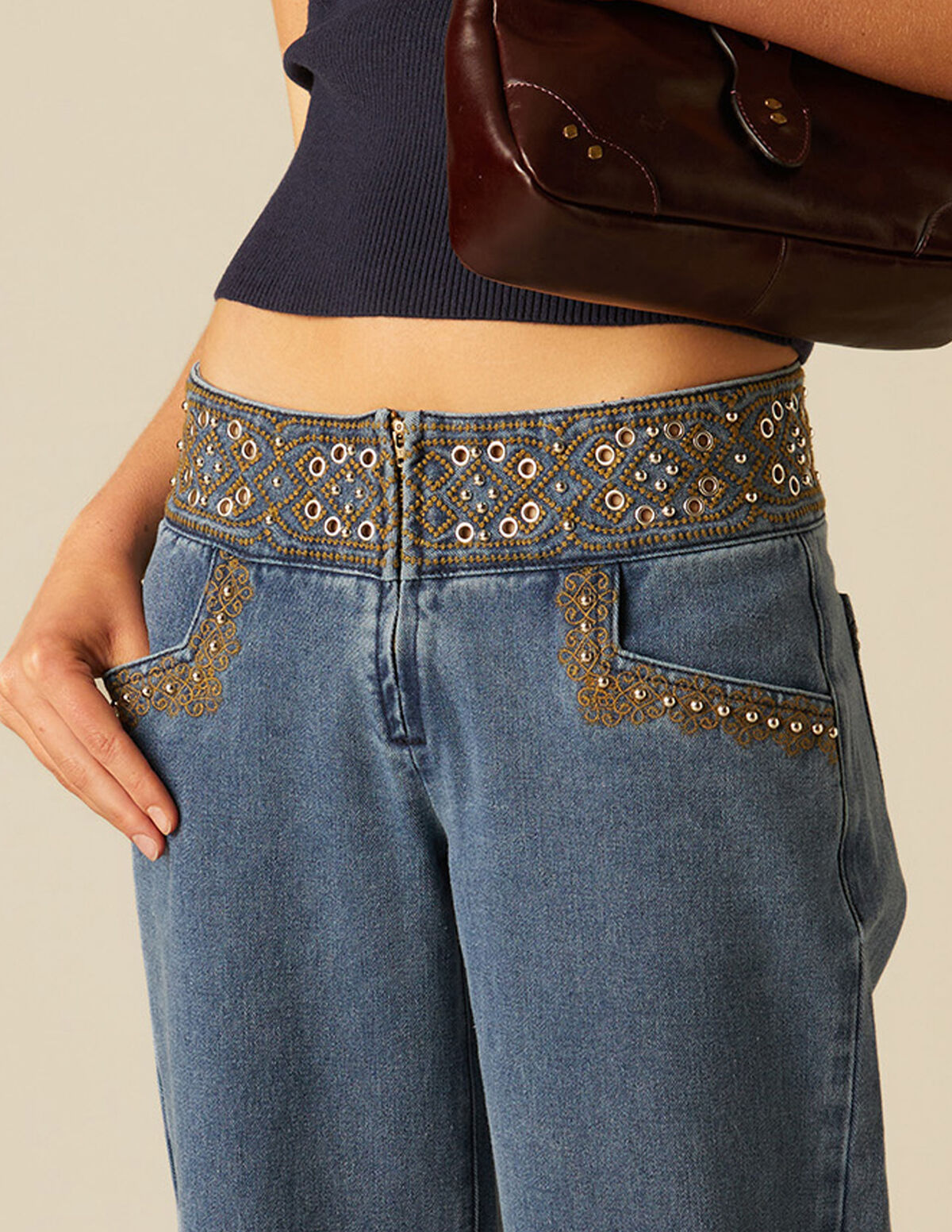 PANTALÓN BORDADO TACHAS BLANCO
