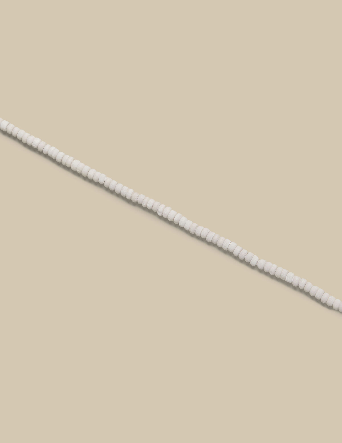 Collar largo bolitas crudo