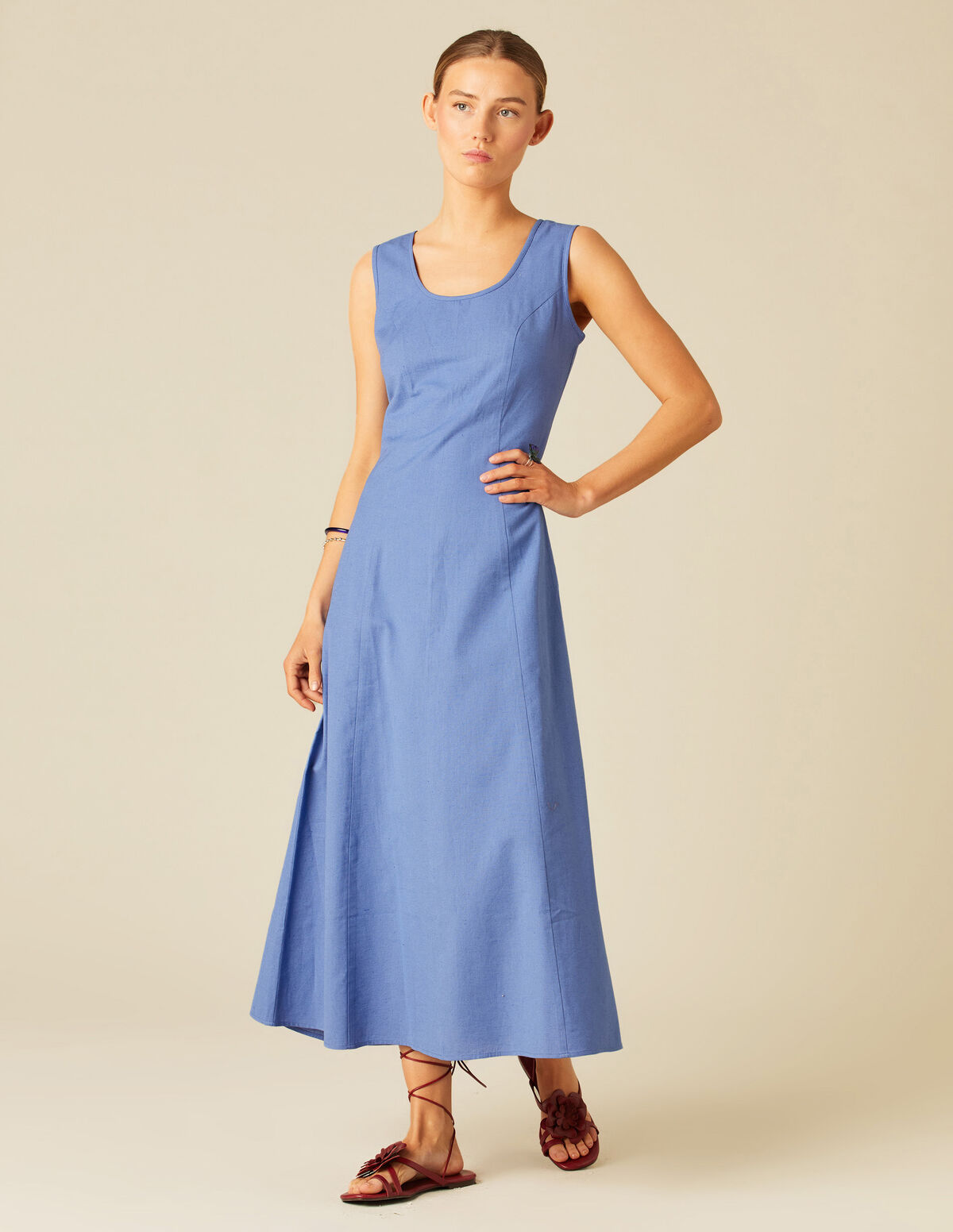 VESTIDO ESPALDA AZUL