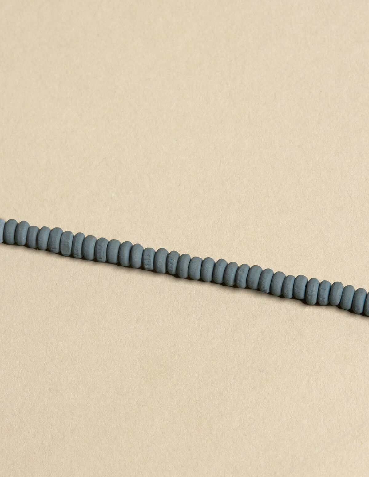 COLLAR CORTO MADERA AZUL