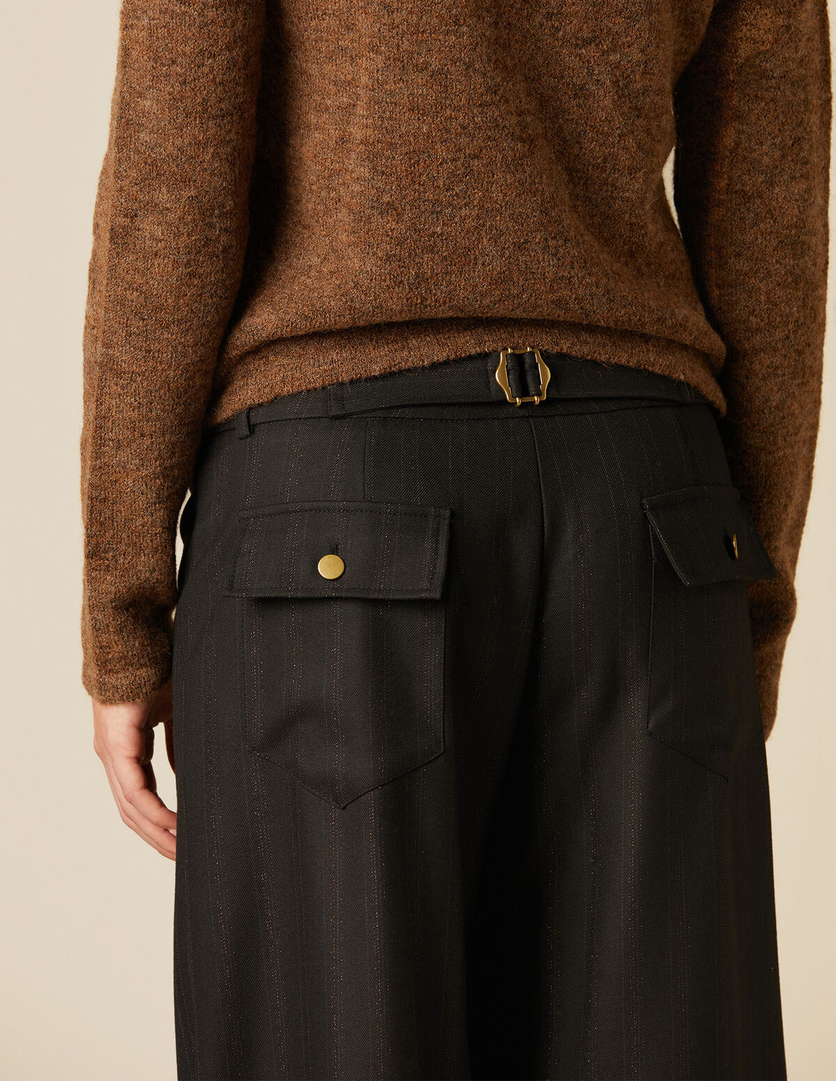 SHINY BACK BUCKLE TROUSERS