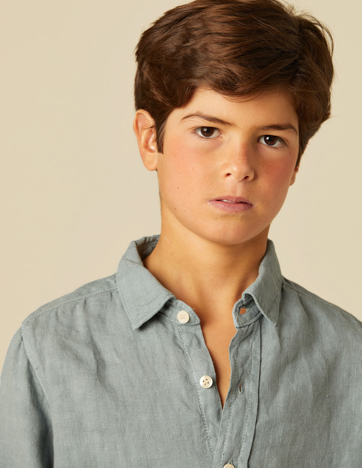 CAMISA CUELLO PICO LINO GRIS