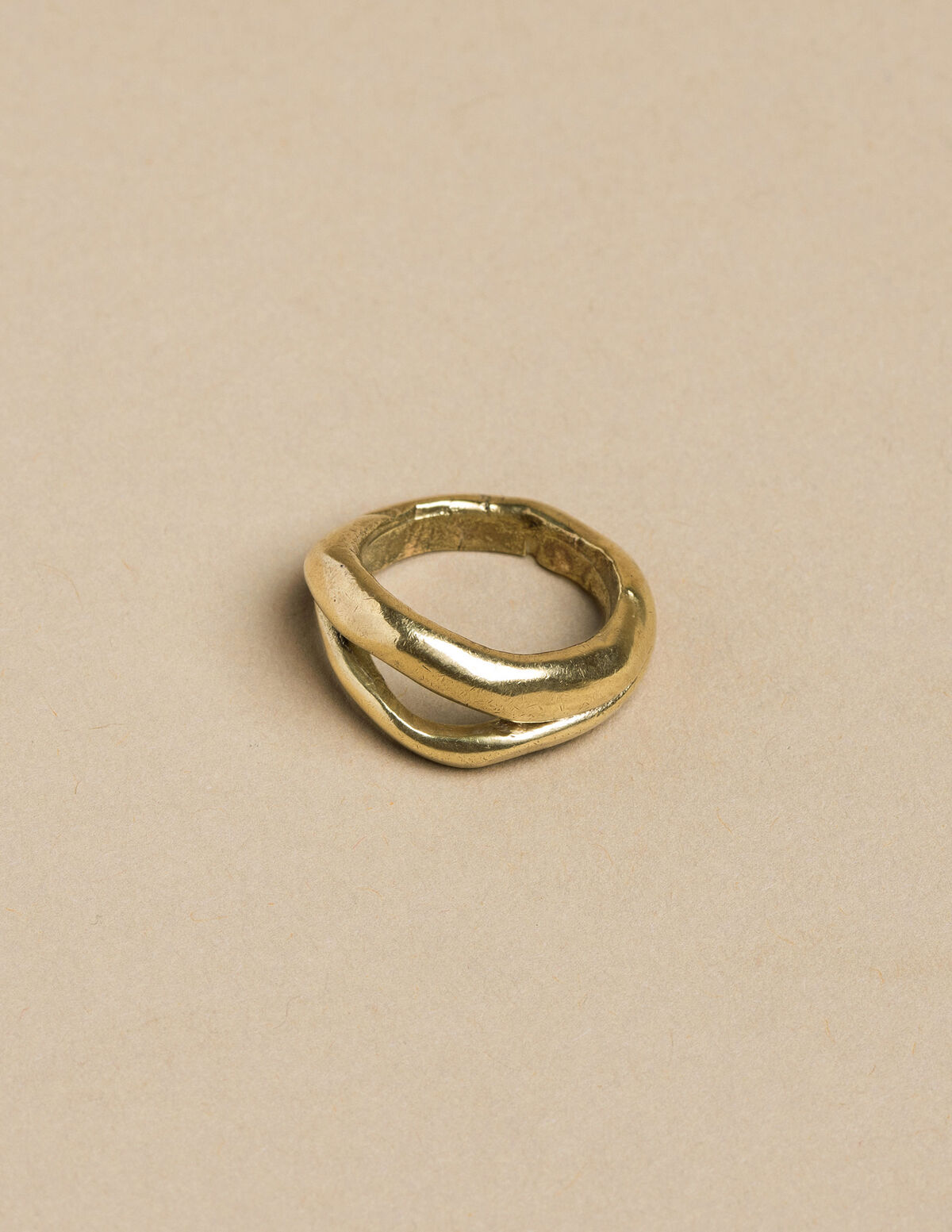 ANILLO IRREGULAR ABERTURA DORADO