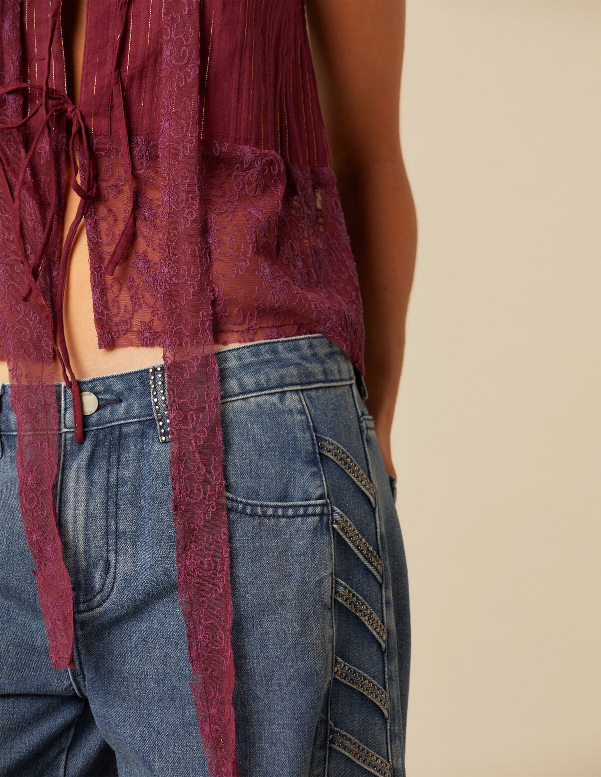 PANTALÓN TIRAS TACHUELAS AZUL