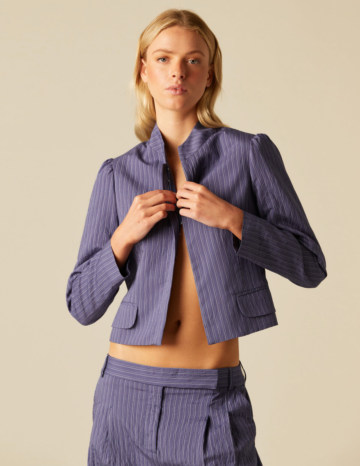 CHAQUETA AZUL RAYA BLANCA