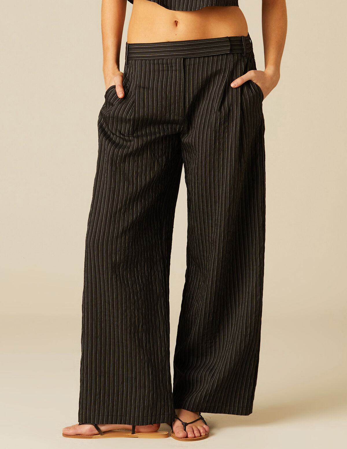 PANTALÓN PLIEGUES AZUL RAYA BLANCA