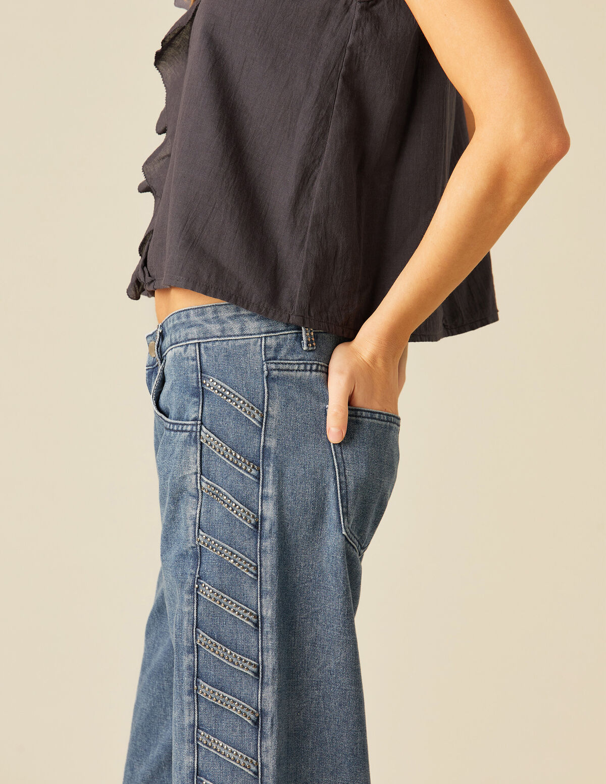 PANTALÓN TIRAS TACHUELAS AZUL