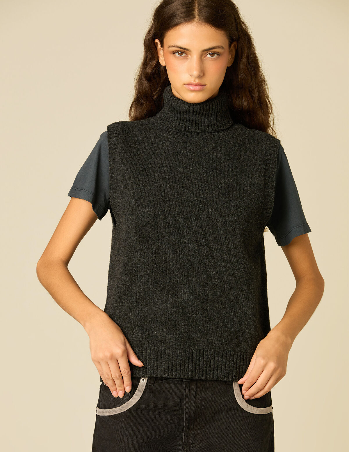 GREY TURTLENECK VEST